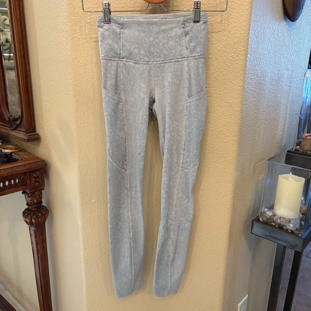 LULULEMON Women Light Blue Patterned Athletic Leggings Size 2